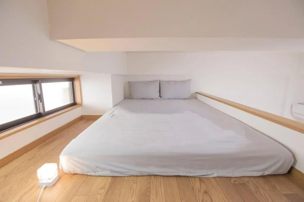 閑静な住宅街_暖かく居心地の良いデザイン Eoe-2 Tokyo 0*,  Japan